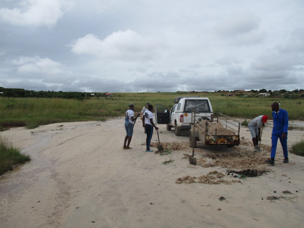 Workday to gather sand for the schoolroom under construction